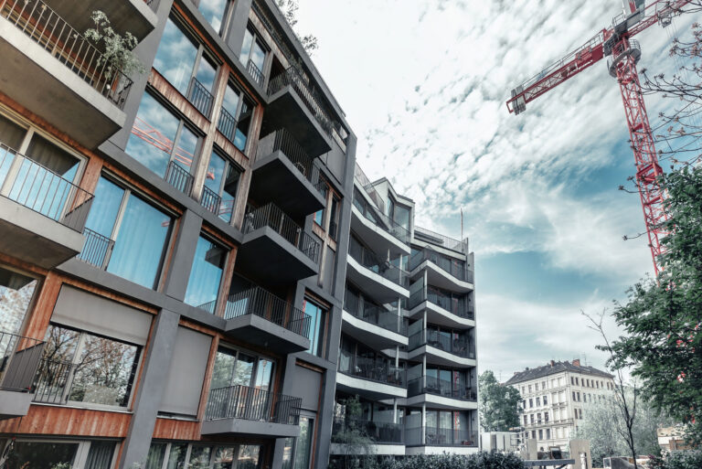 Baugenehmigungen steigen, Wohnraummangel bleibt groß
